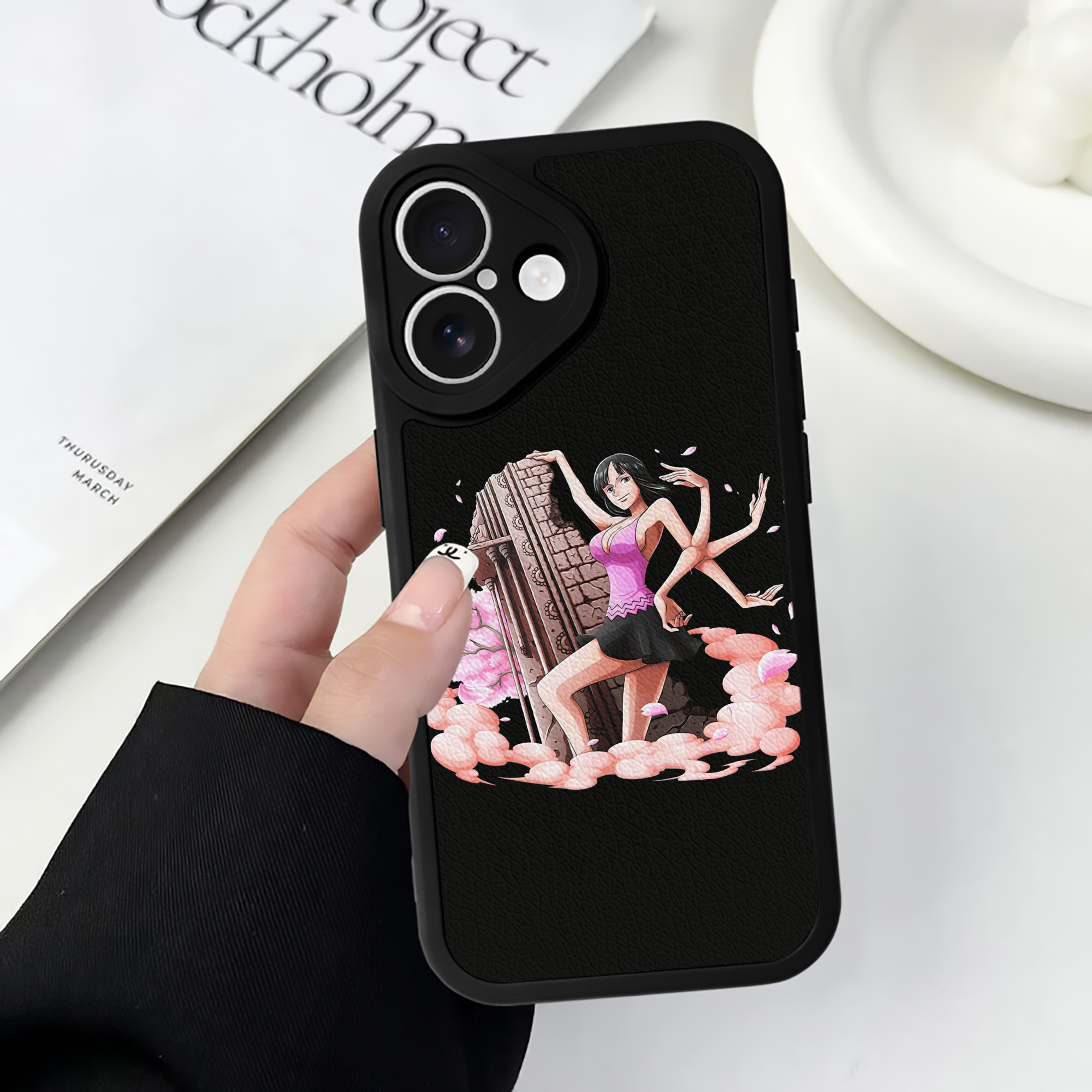 （画像用） ワンピース ニコ・ロビン ONE PIECE Nico Robin 【iPhone 16シリーズ対応】シリコンスマホケース（レザー調） 材質：シリコン